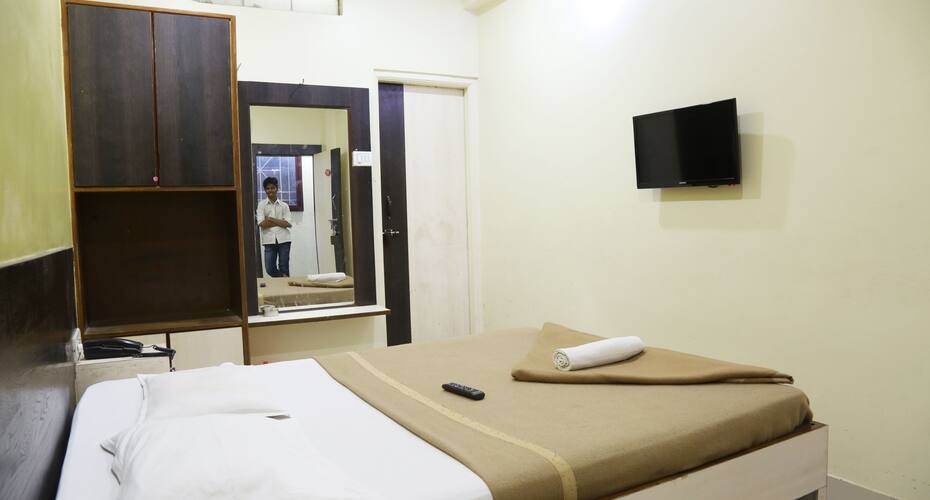 Hotel Sai Nisarg Lodging, Ahmednagar 4